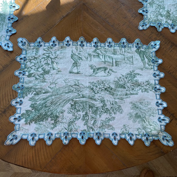 Vintage scalloped edge toile table placemat - Picture 2 of 8